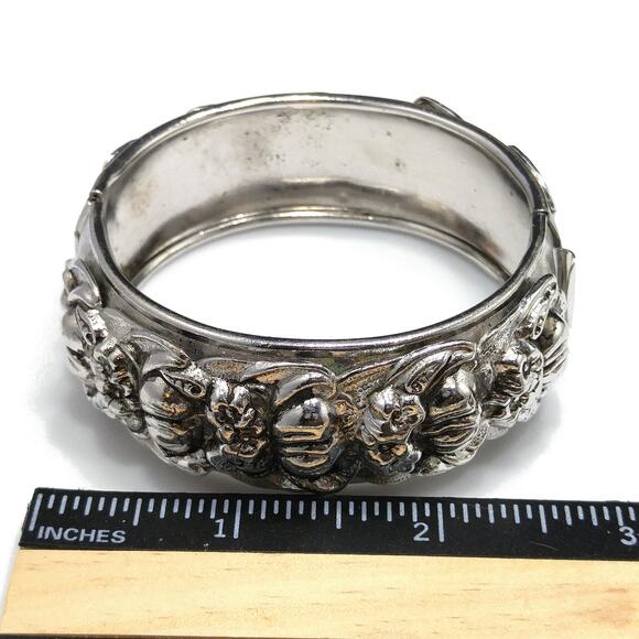 Coro Pegasus Wide Hinged Bracelet, Silver Floral Embossed, 1950s Vintage Jewelry - Picture 8 of 10